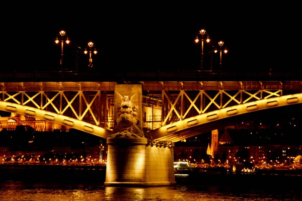 Budapeste Hungria, 05.29.2019 ponte luminosa Magrid através do rio Danúbio. noite Budapeste brilhando em ouro — Fotografia de Stock