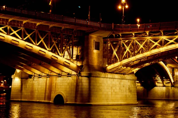 Budapeşte Macaristan, 05.29.2019 Tuna Nehri boyunca aydınlık köprü Magrid. gece Budapeşte altın parlayan — Stok fotoğraf