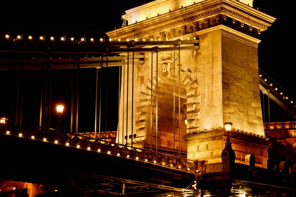 Budapest Hongrie, 05.29.2019 Lumineux pont en chaîne traversant le Danube. nuit Budapest rougeoyant d'or — Photo