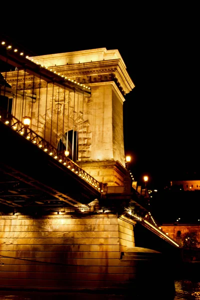 Budapeste Hungria, 05.29.2019 ponte de cadeia luminosa através do rio Danúbio. noite Budapeste brilhando em ouro — Fotografia de Stock