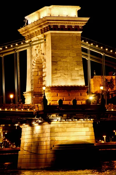 Budapest Hungría, 05.29.2019 puente de cadena luminoso sobre el río Danubio. noche Budapest brillando en oro —  Fotos de Stock