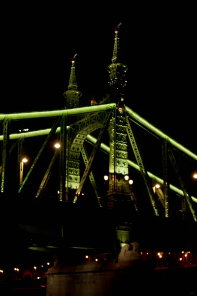 Budapeste Hungria, 05.29.2019 brilhante ponte da liberdade através do rio Danúbio. noite Budapeste brilhando em ouro — Fotografia de Stock