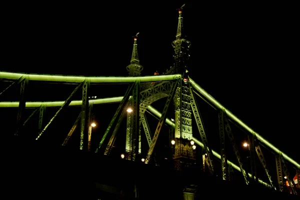 Budapeste Hungria, 05.29.2019 brilhante ponte da liberdade através do rio Danúbio. noite Budapeste brilhando em ouro — Fotografia de Stock