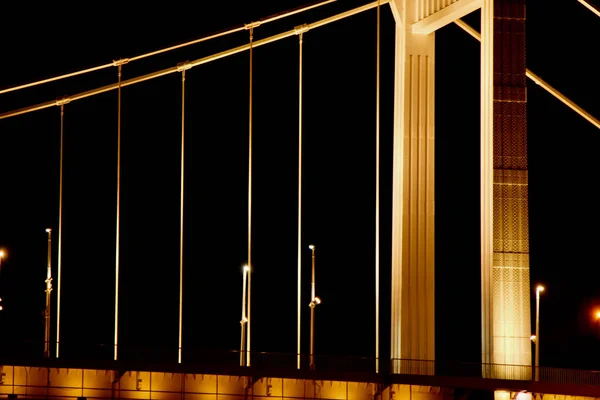 Budapest Ungheria, 05.29.2019 Ponte Erzhebet incandescente sul Danubio. notte Budapest incandescente in oro — Foto Stock