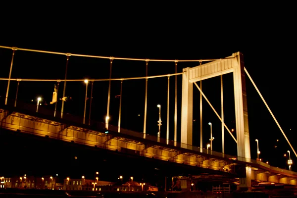 Budapest Hongrie, 05.29.2019 Lumineux pont Erzhebet sur le Danube. nuit Budapest rougeoyant d'or — Photo