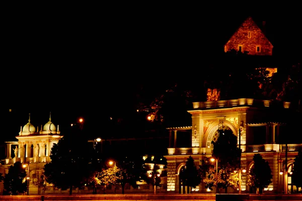 Noite Budapeste, brilhando em ouro. edifício histórico é iluminado por lâmpadas — Fotografia de Stock