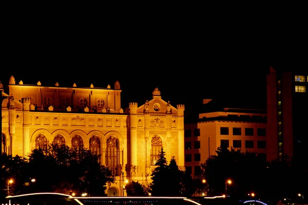 Noite Budapeste, brilhando em ouro. edifício histórico é iluminado por lâmpadas — Fotografia de Stock