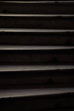 Beyaz mermer in dokusu karanlıkta yakın. ışık ve gölge dikey oyun