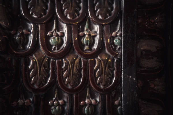 Textura padrões de escultura de madeira de flores. imagem em uma árvore coberta de verniz de perto — Fotografia de Stock