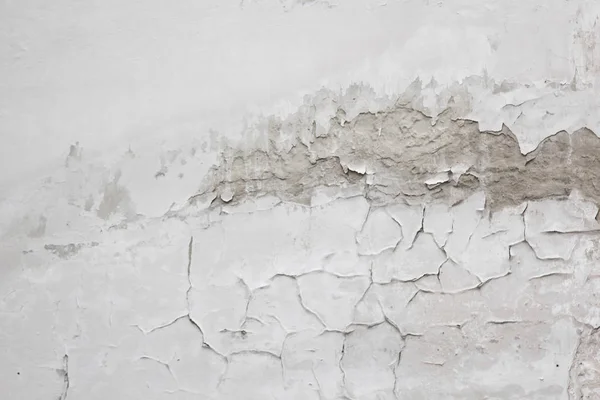 Textura da antiga parede cinza descascamento coberto com gesso closeup. tempo quebrando fundo — Fotografia de Stock