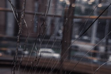 kırık cam üzerinde uzun çatlaklar yakın. doku, arka plan, duvar kağıdı