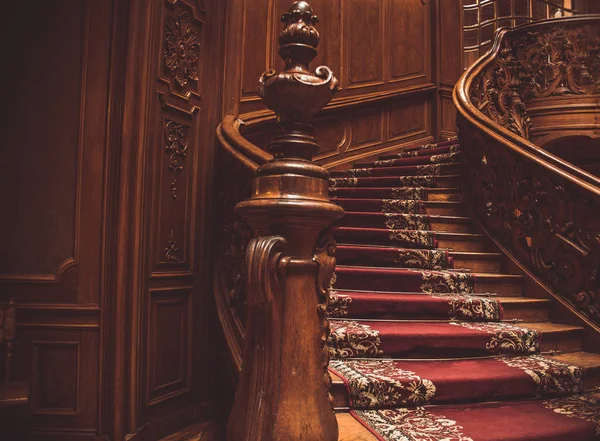 Stare spiralne drewniane schody z rocznika balustrady w pomieszczeniu, pokryte dywanem. luksusowe rzeźbione wnętrze drewna w pałacu. rzadkiej architekturze. miejsce kopiowania — Zdjęcie stockowe