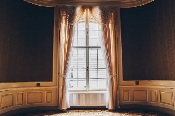 Janelas de madeira com cortinas vintage e molduras quadradas em um dia ensolarado. cortinas de cetim bege. interior de uma sala vazia com decoração cara. fundo para colagem — Fotografia de Stock