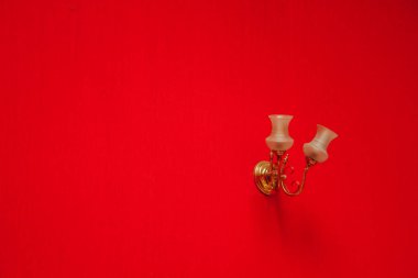 duvar lambası, kırmızı duvar kağıdı ile duvarda asılı sconce. arka plan için doku. kopyalama alanı