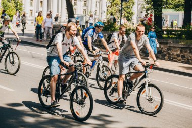 Kiev, Ukrayna, 2019.06.01. Bisiklet Festivali. Bisikletçiler bir grup güneşli bir yaz gününde sokaklarda sürmek