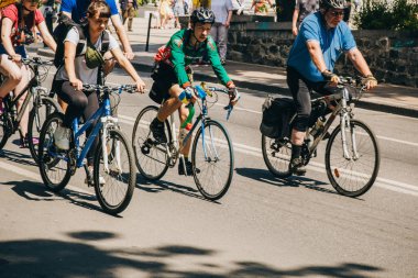 Kiev, Ukrayna, 2019.06.01. Bisiklet Festivali. Bisikletçiler bir grup güneşli bir yaz gününde sokaklarda sürmek