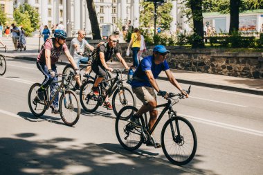 Kiev, Ukrayna, 2019.06.01. Bisiklet Festivali. Bisikletçiler bir grup güneşli bir yaz gününde sokaklarda sürmek