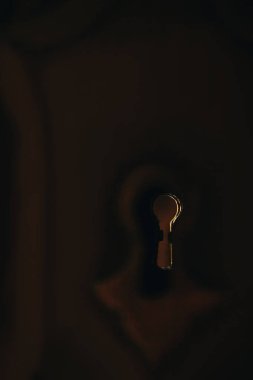 Ahşap kapı yakın çekim makro eski vintage metal anahtar deliği. kilit yuvası ile plaka