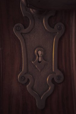 Ahşap kapı yakın çekim makro eski vintage metal anahtar deliği. kilit yuvası ile plaka