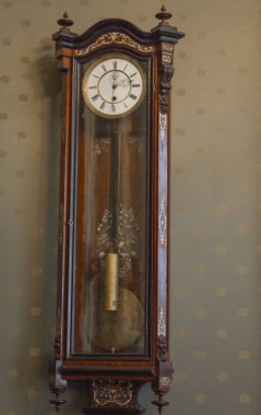 Bir sarkaç ile Vintage mekanik duvar saati duvara asmak. iç nadir ahşap saat