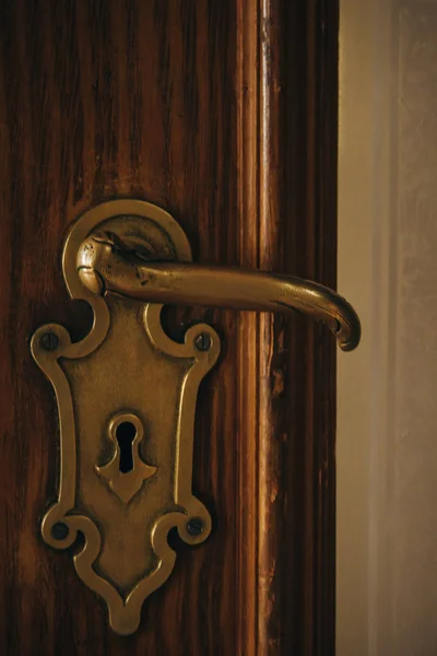 Oude vintage metalen sleutelgat op houten deur close-up macro. bord met slot — Stockfoto