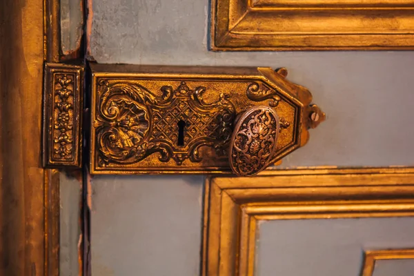 Vintage deur scharnieren geschilderde patronen bedekt met bladgoud close-up. luxe fittingen in het interieur — Stockfoto