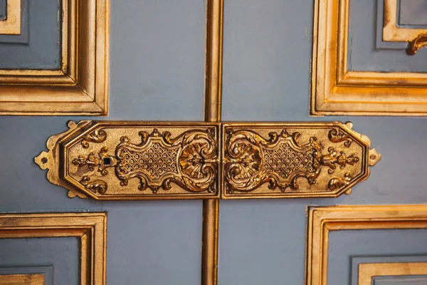Vintage deur scharnieren geschilderde patronen bedekt met bladgoud close-up. luxe fittingen in het interieur — Stockfoto