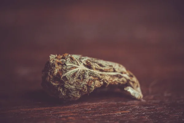 Brote de cannabis se encuentra en la mesa de cerca. drogas blandas legalizadas. hoja de cáñamo seca en macro — Foto de Stock