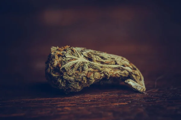 Cannabis-Knospen liegen in Großaufnahme auf dem Tisch. legalisierte weiche Drogen. getrocknetes Hanfblatt im Makro — Stockfoto