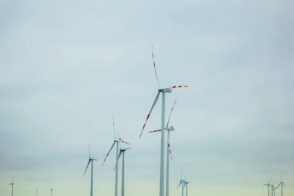 Windkraftanlagen. alternative Energien aus erneuerbaren Energien. umweltfreundliche Produktion. Windmühlen — Stockfoto