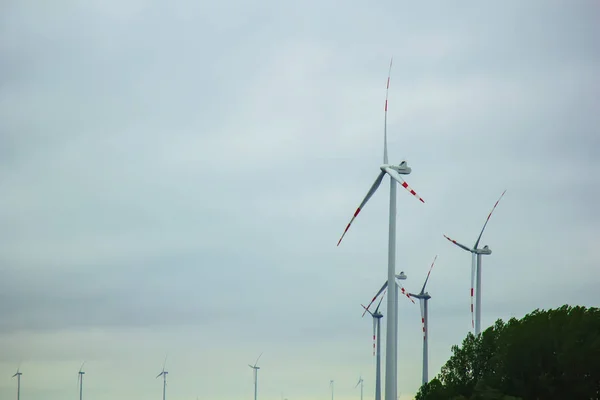 Windkraftanlagen. alternative Energien aus erneuerbaren Energien. umweltfreundliche Produktion. Windmühlen — Stockfoto