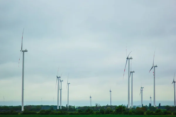 Windkraftanlagen. alternative Energien aus erneuerbaren Energien. umweltfreundliche Produktion. Windmühlen — Stockfoto