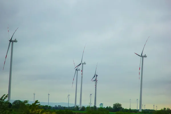 Anläggning av vindkraft generatorer. alternativ kraft från förnybar energi. miljövänlig produktion. Väderkvarnar — Stockfoto