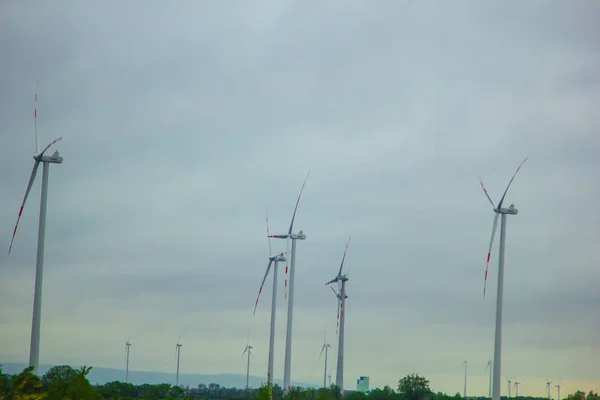 Windkraftanlagen. alternative Energien aus erneuerbaren Energien. umweltfreundliche Produktion. Windmühlen — Stockfoto