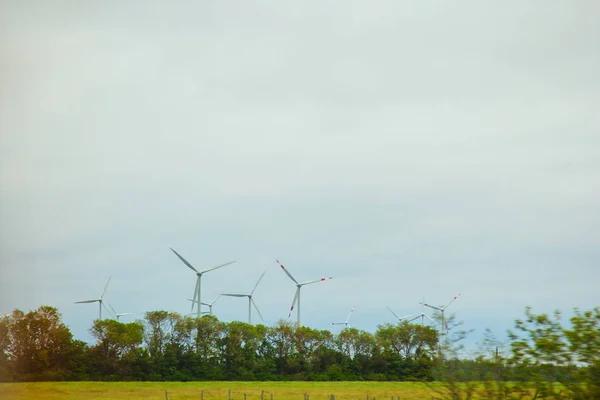 Windkraftanlagen. alternative Energien aus erneuerbaren Energien. umweltfreundliche Produktion. Windmühlen — Stockfoto