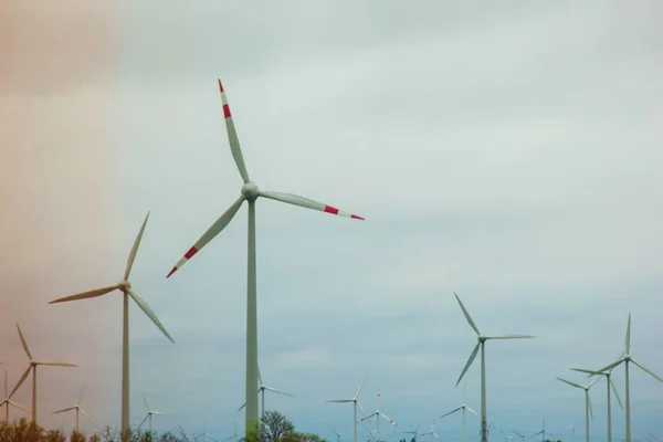 Windkraftanlagen. alternative Energien aus erneuerbaren Energien. umweltfreundliche Produktion. Windmühlen — Stockfoto