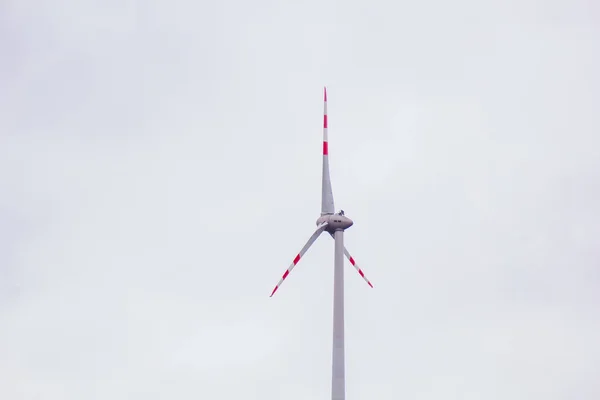 Granja de generadores de electricidad eólica. energía alternativa a partir de energías renovables. producción respetuosa con el medio ambiente. molinos de viento —  Fotos de Stock