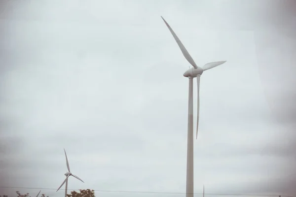 Windkraftanlagen. alternative Energien aus erneuerbaren Energien. umweltfreundliche Produktion. Windmühlen — Stockfoto