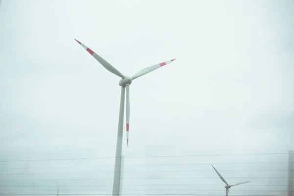 Fazenda de geradores de energia eólica. Energia alternativa proveniente de energias renováveis. produção ambientalmente amigável. Moinhos de vento — Fotografia de Stock