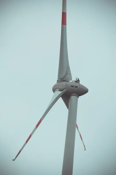 Ladang pembangkit listrik tenaga angin. daya alternatif dari energi terbarukan. produksi ramah lingkungan. Kincir angin — Stok Foto