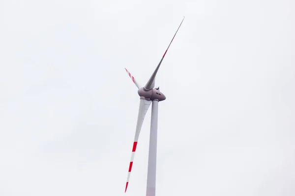 Granja de generadores de electricidad eólica. energía alternativa a partir de energías renovables. producción respetuosa con el medio ambiente. molinos de viento —  Fotos de Stock