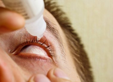 bir adam parlak kırmızı arterler ile açık insan gözü damlaları yakından görme geliştirmek için damla. tahriş ve göz küresi kızarıklık. gözbebekleri, iris, makro kirpikler. görme sorunları