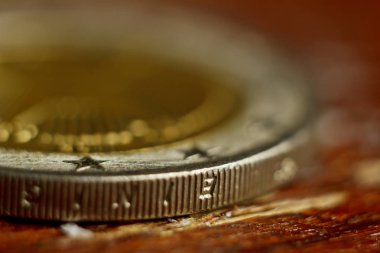 Kenar Euro Sikke Makro Siyah Arka Plan Üzerinde İzole. Metalik paranın detayı yakından. Ab parası