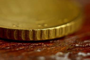Kenar Euro Sikke Makro Siyah Arka Plan Üzerinde İzole. Metalik paranın detayı yakından. Ab parası