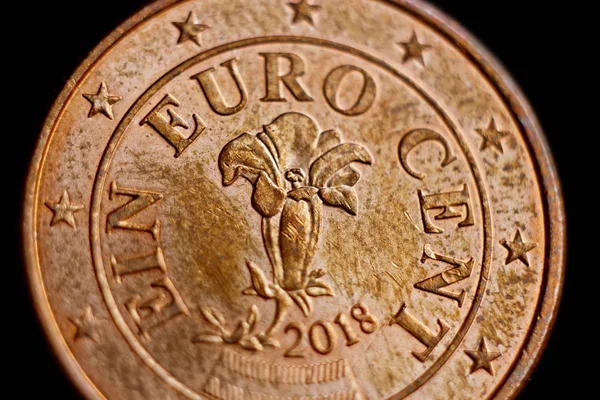 Reverso de la moneda: macro de un céntimo de euro aislado sobre fondo negro. Detalle de dinero metálico de cerca. Dinero comunitario —  Fotos de Stock