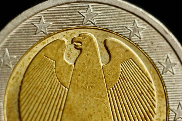 Fordított oldalán egy érme két euro közelről izolált fekete háttér. Részlet a fémes pénz közelről. EU-pénz — Stock Fotó
