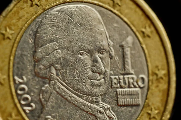 Een euromunt close-up geïsoleerd op zwarte achtergrond. Detail van metallic geld close-up. EU-geld — Stockfoto