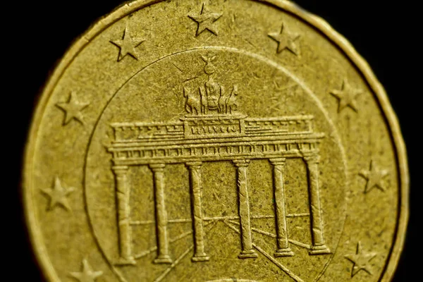 Mynt tio euro cent makro isolerat på svart bakgrund. Detalj av metalliska pengar närbild. EU-pengar — Stockfoto