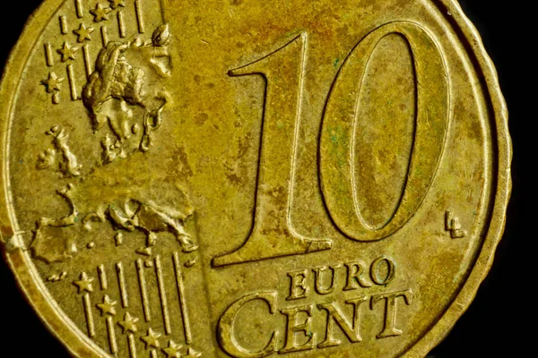 Moneta dziesięć euro Cent makro izolowane na czarnym tle. Szczegół metalowych pieniędzy bliska. Unijne środki pieniężne — Zdjęcie stockowe