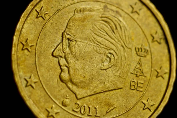 Munt tien eurocent macro geïsoleerd op zwarte achtergrond. Detail van metallic geld close-up. EU-geld — Stockfoto